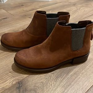 Sorel Emelie II Chelsea Heel Zip boots- new without tags